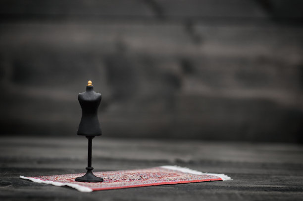 黑色女性复古人体模型支架，时尚设计理念图片下载