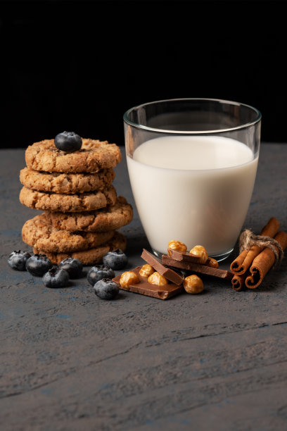 自制燕麦饼干和牛奶的特写照片。图片下载