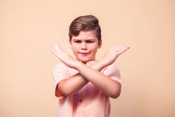 一个小男孩的肖像显示停止的手势。儿童与情绪概念图片下载