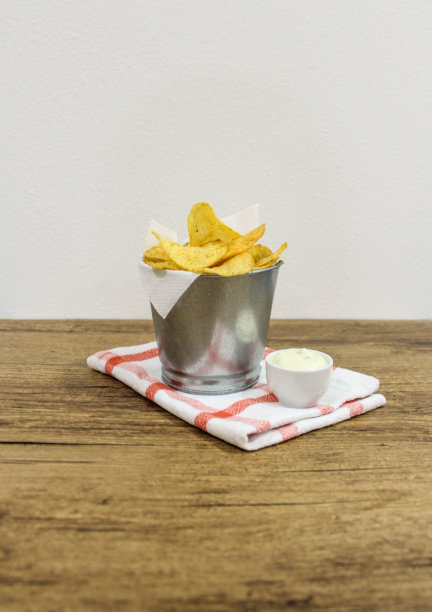 碗里有薯片和酱汁图片下载