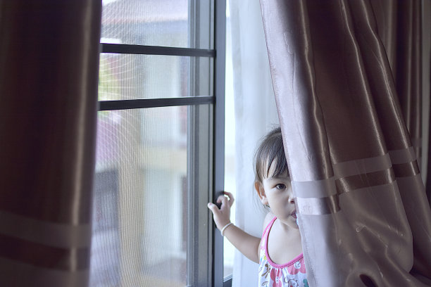 可爱的小女孩和家人一起旅行图片下载