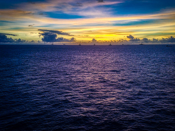 海上油气地区的日出图片下载