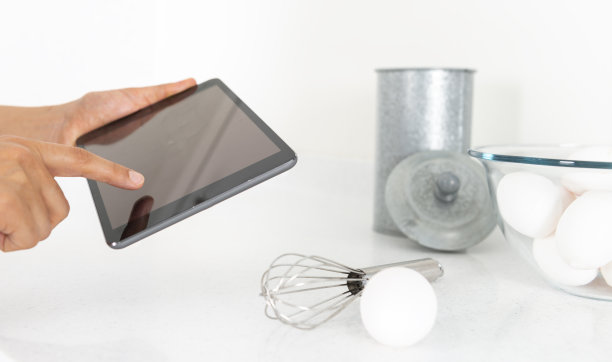 白人妇女使用数字平板电脑食谱图片下载