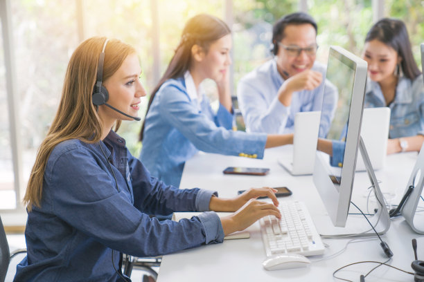 多民族的专业人士在一个共同工作的办公室里开会讨论某件事图片下载