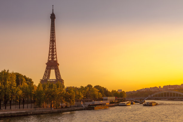巴黎的埃菲尔铁塔日落图片下载