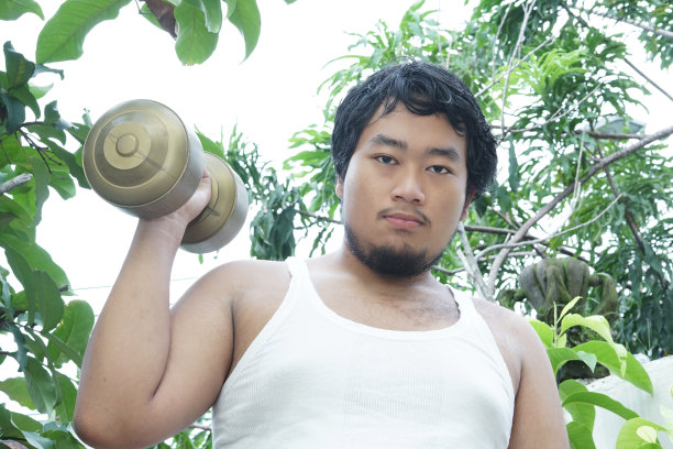 胖男孩在家练习图片下载