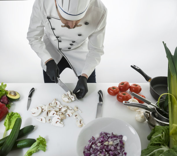 厨师切蘑菇图片下载