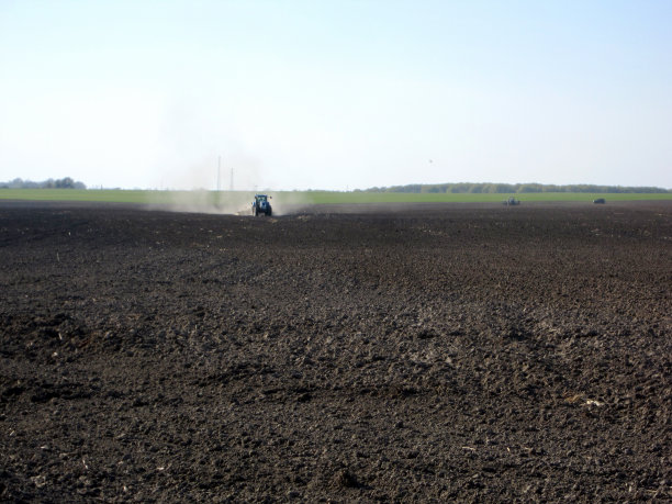 用拖拉机犁地图片下载