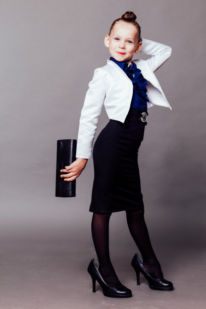 小女孩打扮成商务女士图片下载