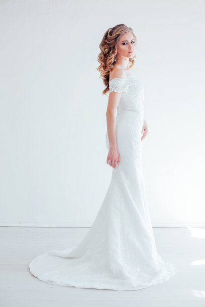 美丽的新娘摆着婚礼的发型和礼服图片下载