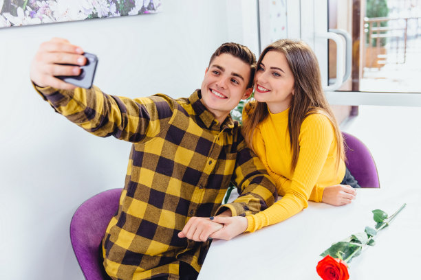 快乐的女孩和男孩测试新手机前置摄像头，自拍。图片下载