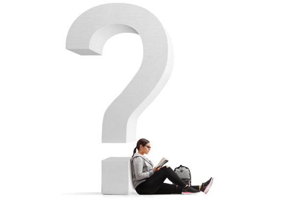 女学生在看书，倚着一个大问号图片下载