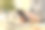 学生女孩手在书桌上检查手机图片下载