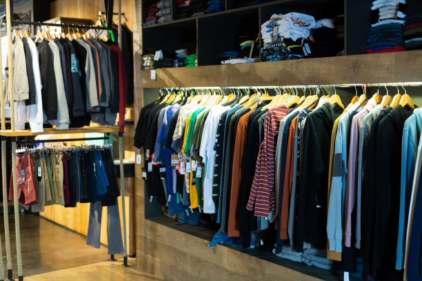 服装店的休闲男装图片下载