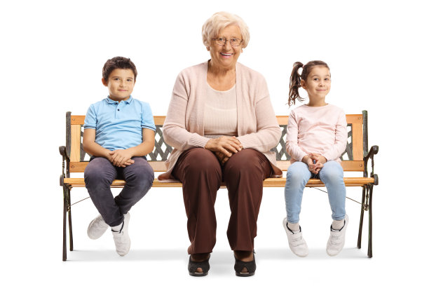 奶奶和孙子孙女坐在长椅上图片下载