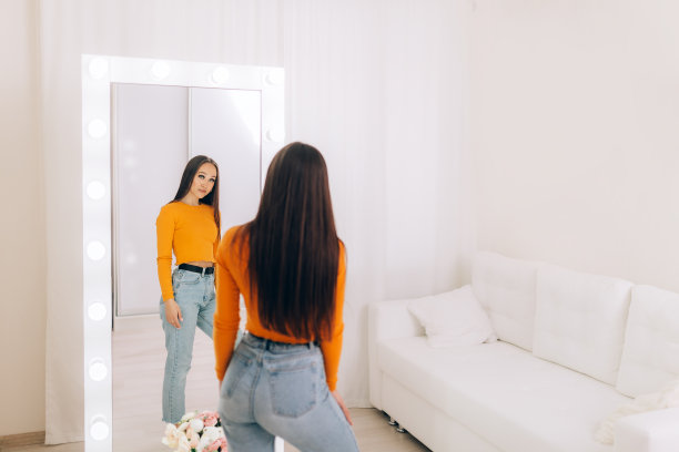 女孩站在镜子前图片下载