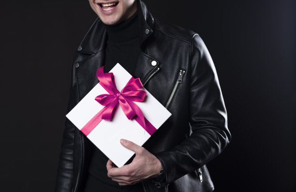 男士牵手礼盒，庆祝概念。图片下载