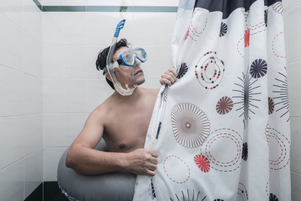 穿着泳衣准备洗澡的人图片下载