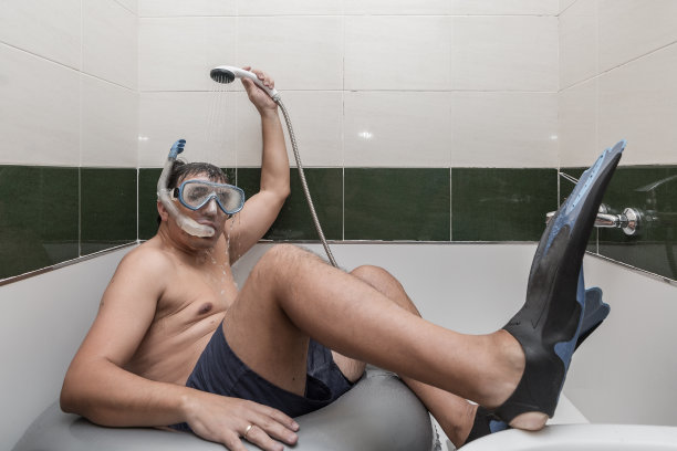 穿着泳衣洗澡的男人图片下载