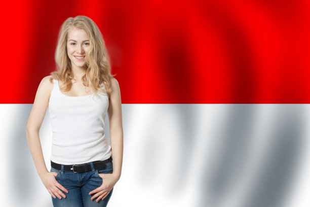 快乐可爱的女人与摩纳哥国旗旗帜图片下载
