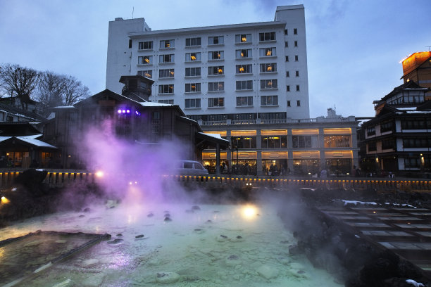 在夜间，草胜温泉最著名的象征是“鱼batake”图片下载