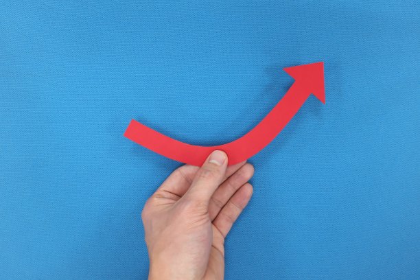 商业和经济复苏的概念。手牵着红箭头往上走。图片下载