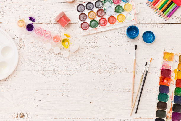直接在上面的彩色颜料，铅笔和画笔。6、创意思想，创造力和早期学习。教育的概念。图片下载