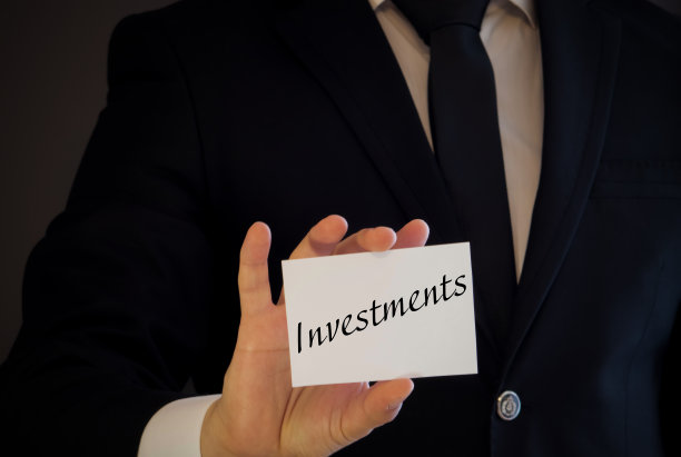 近距离的女孩的手放置的拼图与词投资和安全作为投资安全概念的最后一块图片下载