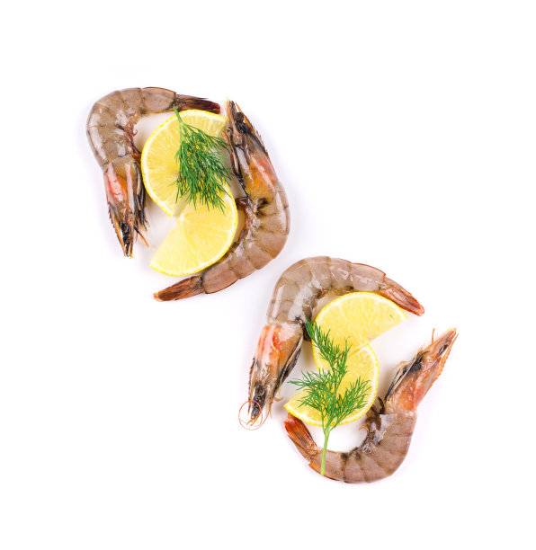 美味的大虾配柠檬片和小茴香。图片下载