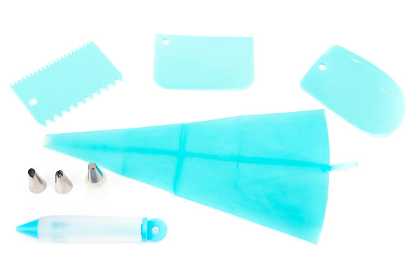 白色背景上的糕点包和糕点配件图片下载