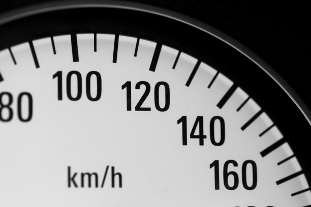 汽车速度计的宏观特写图片下载