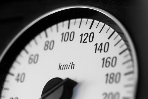 汽车速度计的宏观特写图片下载