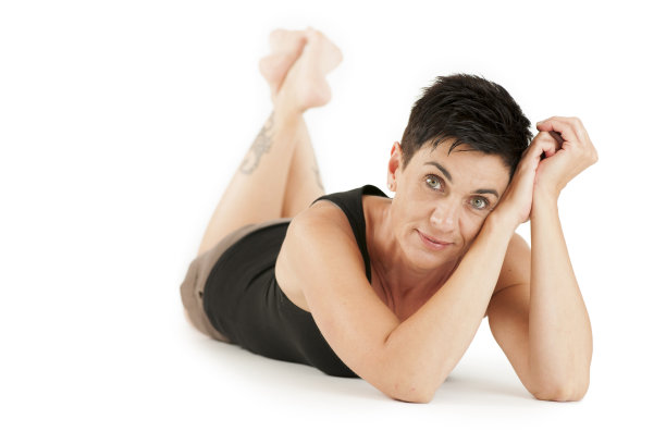 地上的快乐女人图片下载