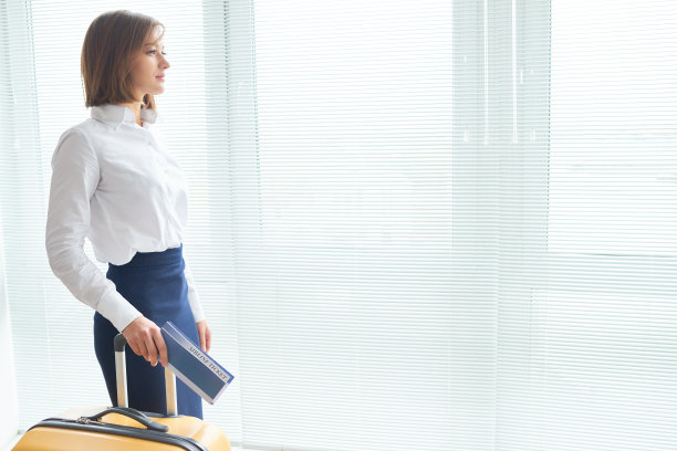 等待出发的漂亮女商人图片下载