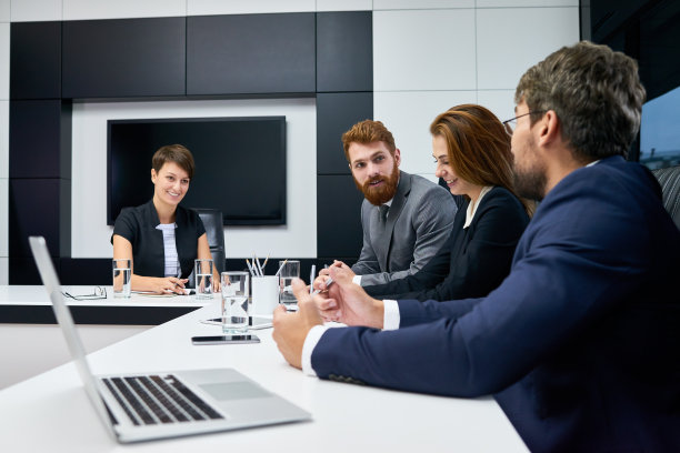 员工会议上积极的同事图片下载