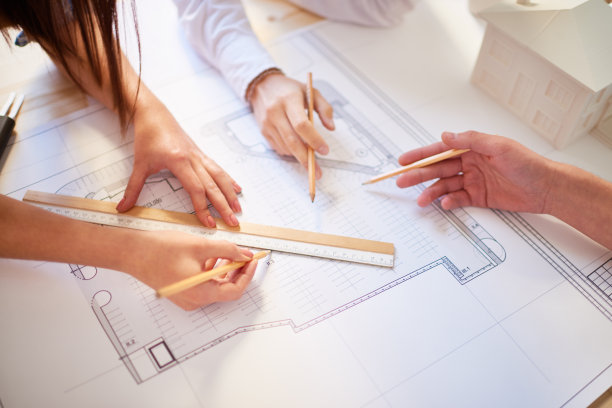 不知名的建筑师在工作图片下载