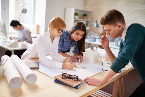 专注于工作的年轻建筑师图片下载