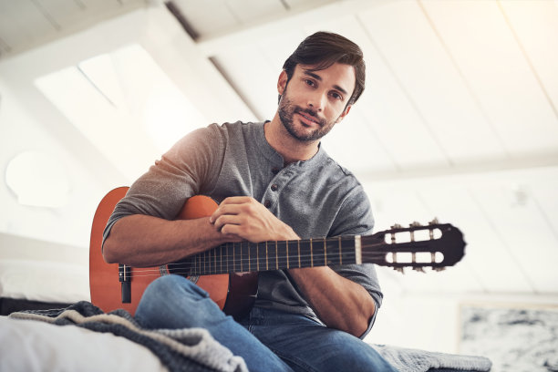 他配吉他很好看图片下载