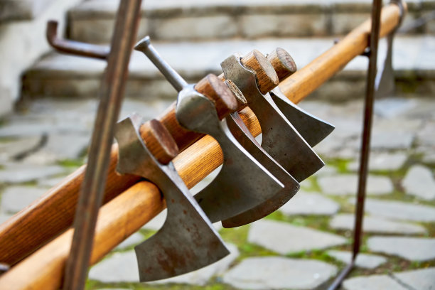 古代战士的战斧。战斧是中世纪战士有效的近战武器。图片下载