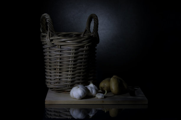 深色食物，柳条篮子，水果和蔬菜图片下载