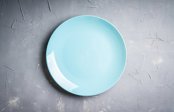 干净的蓝色盘子放在乡村背景上图片下载