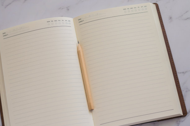 空白的笔记本或日记本和削尖的铅笔。创意或写作和绘画的概念照片。教育学习与商业理念。图片下载