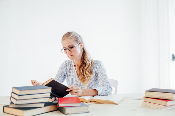 办公室里一个金发美女坐在桌子旁的肖像图片下载