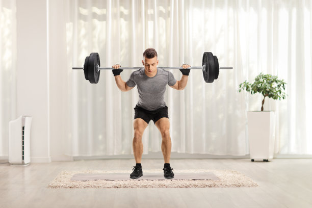 一个在家里举重的家伙图片下载