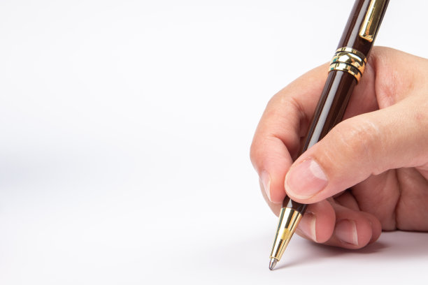 女士手持一支钢笔在白色的背景。图片下载