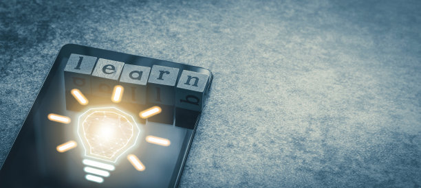 立方体字母单词的学习与平板电脑和灯泡和未来的图标与复制空间。图片概念的商业和教育在线课程，学术和文学远程电子学习图片下载