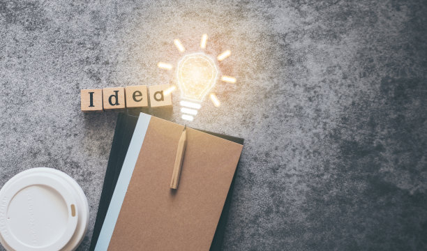 立方体字母单词的想法与笔记本，铅笔，咖啡杯和灯泡与副本空间。未来图标照片的商业概念，教育，思考和解决问题，创造性的发明图片下载
