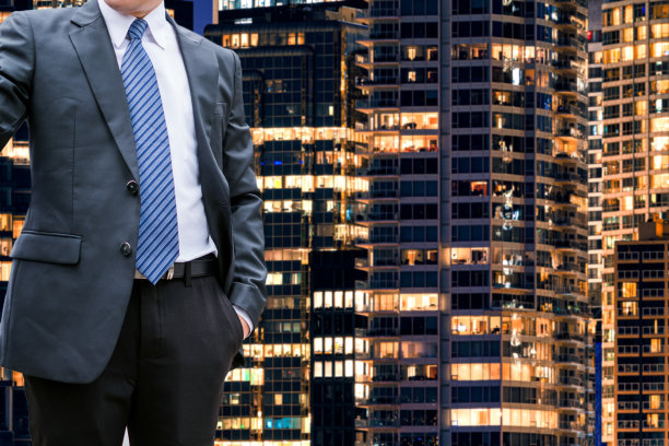 精明的商人站在写字楼照明图片下载