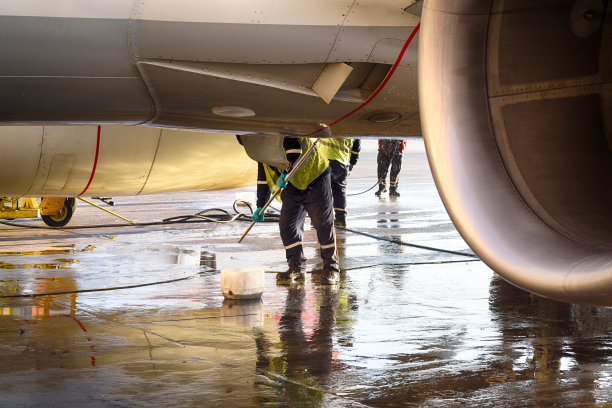 飞机技师正在清洗飞机图片下载