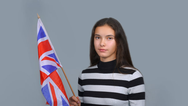 少女手握英国国旗图片下载